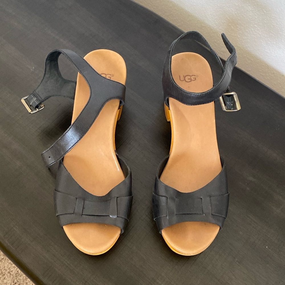 Women’s Size 8 Ugg sandals. Great condition.